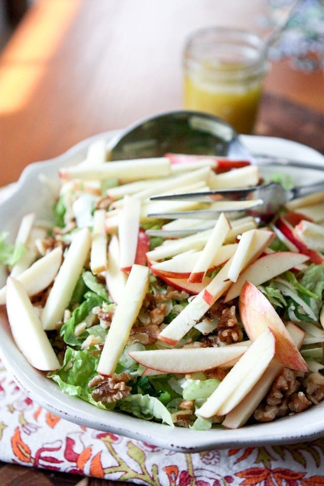 Корисний яблучно-селеровий салат  із соусом «Лимон з базиліком»