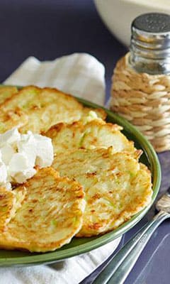 Балканские кабачковые оладьи с брынзой