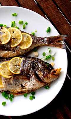 Дорада в духовці з оливками  із соусом «Лимон з базиліком»