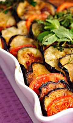 Баклажанно-томатная запеканка из сырным соусом