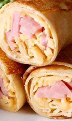 Гречневые блины с ветчиной и полутвердые сыром