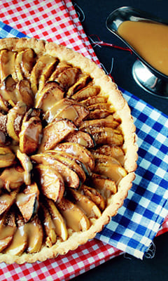 Яблочный пирог с сиропом «Соленая карамель»