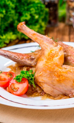 Тушкований кролик із соусом «Чорна мородина з прянощами»