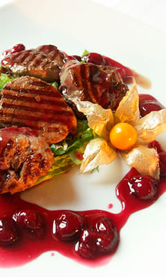 Медальйони зі свинини з соусом «Вишня з перцем»