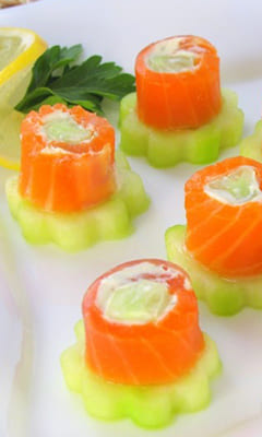 Рулетики з форелі з огірками та солоною сирковою масою