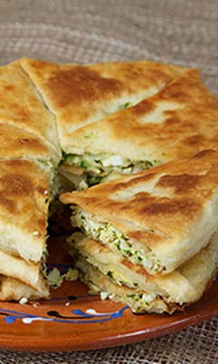 Традиційна молдавська та румунська страва Плацинда