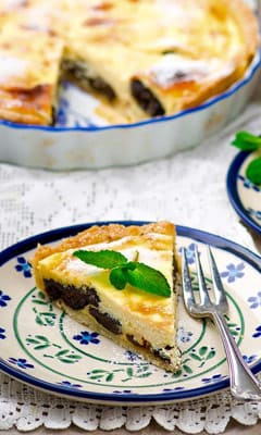 Cheesecake with dried plums