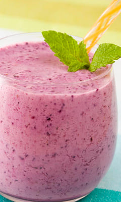 Creamy currant cocktail