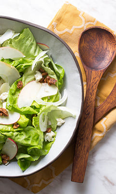 Яблочный салат с брынзой и апельсиновым топингом