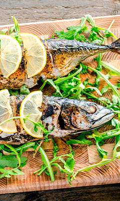 Mackerel baked with salad yogurt and lemon