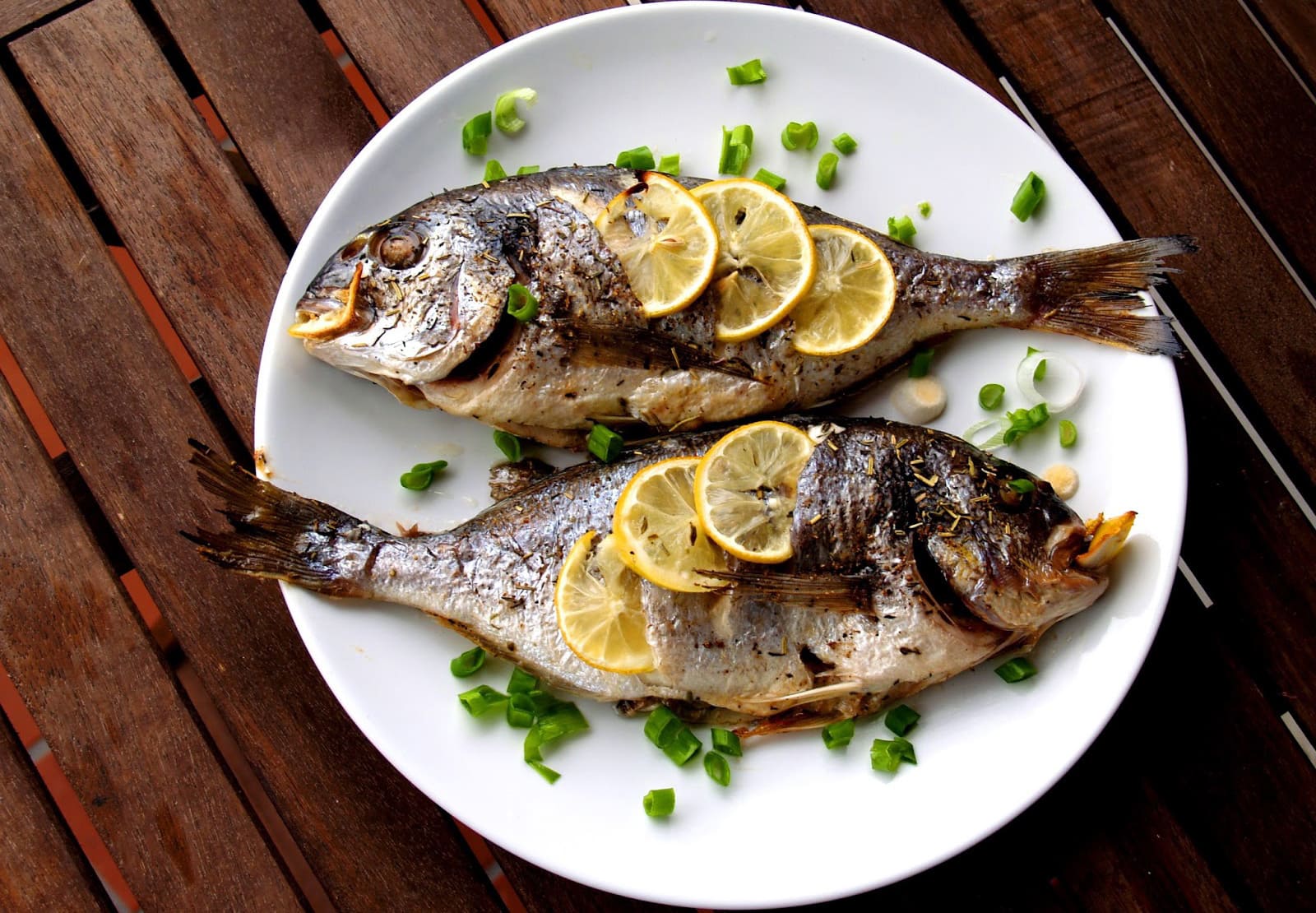 Дорада в духовці з оливками  із соусом «Лимон з базиліком»