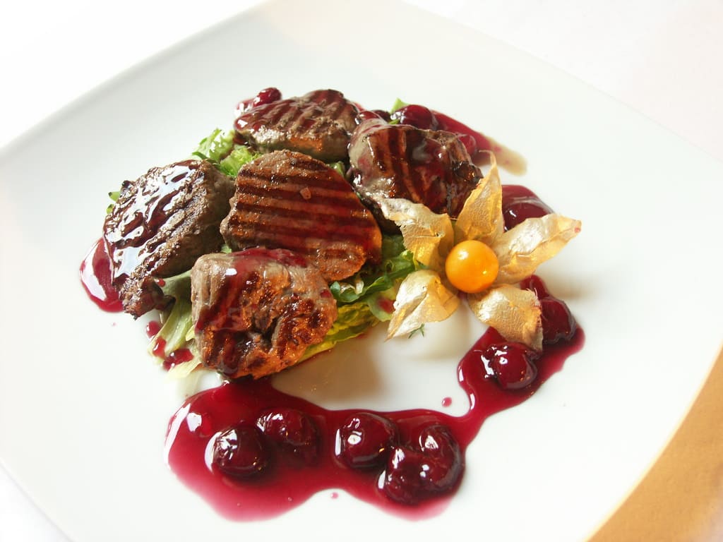 Медальйони зі свинини з соусом «Вишня з перцем»