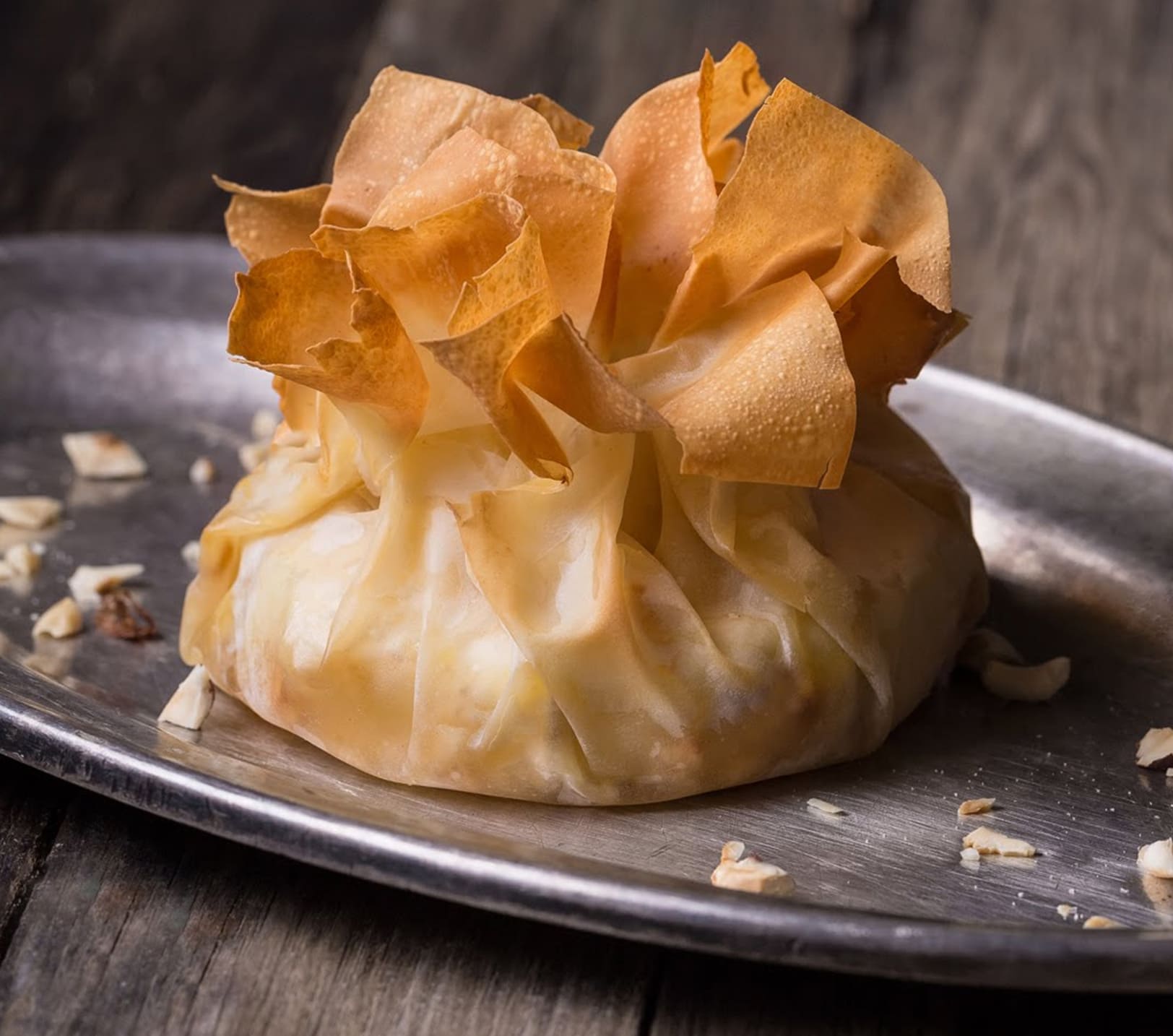 Мешочки из листового теста с маринованной Моцареллой и грецким соусом «Цацики»