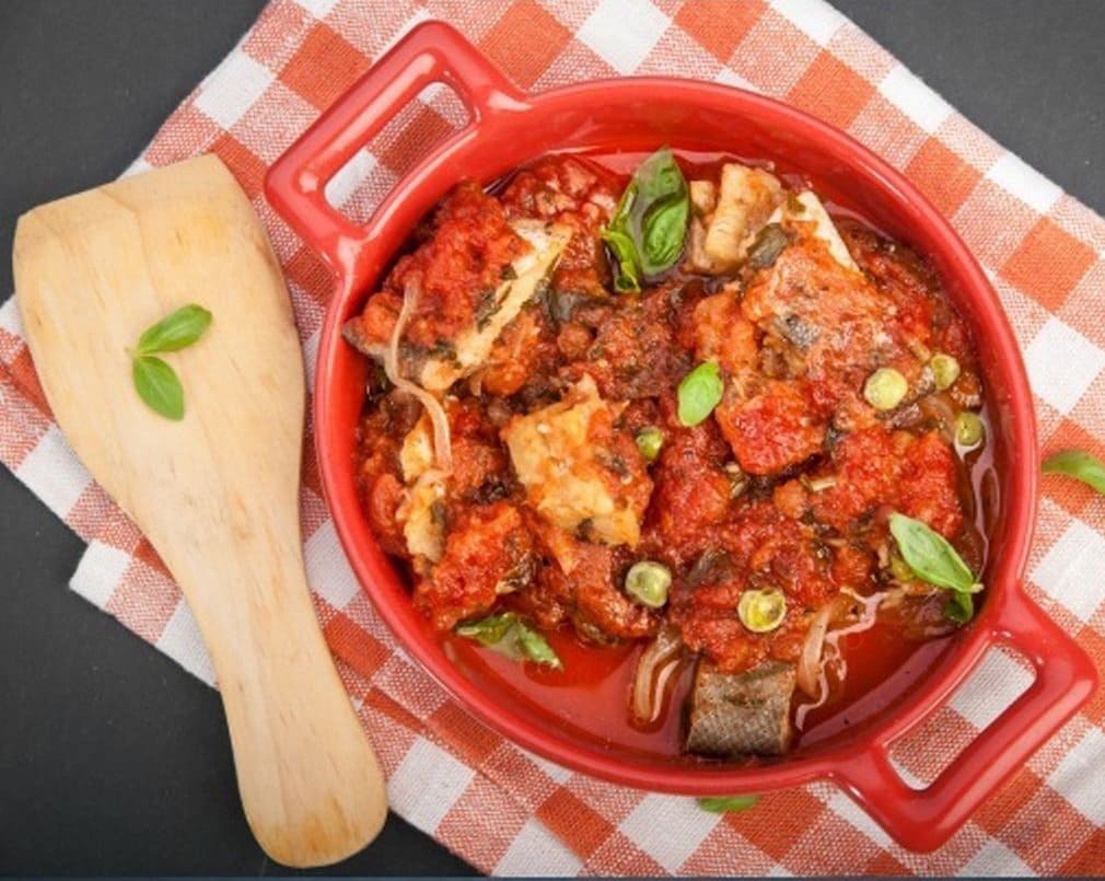 Рыба с овощами в томатном соусе