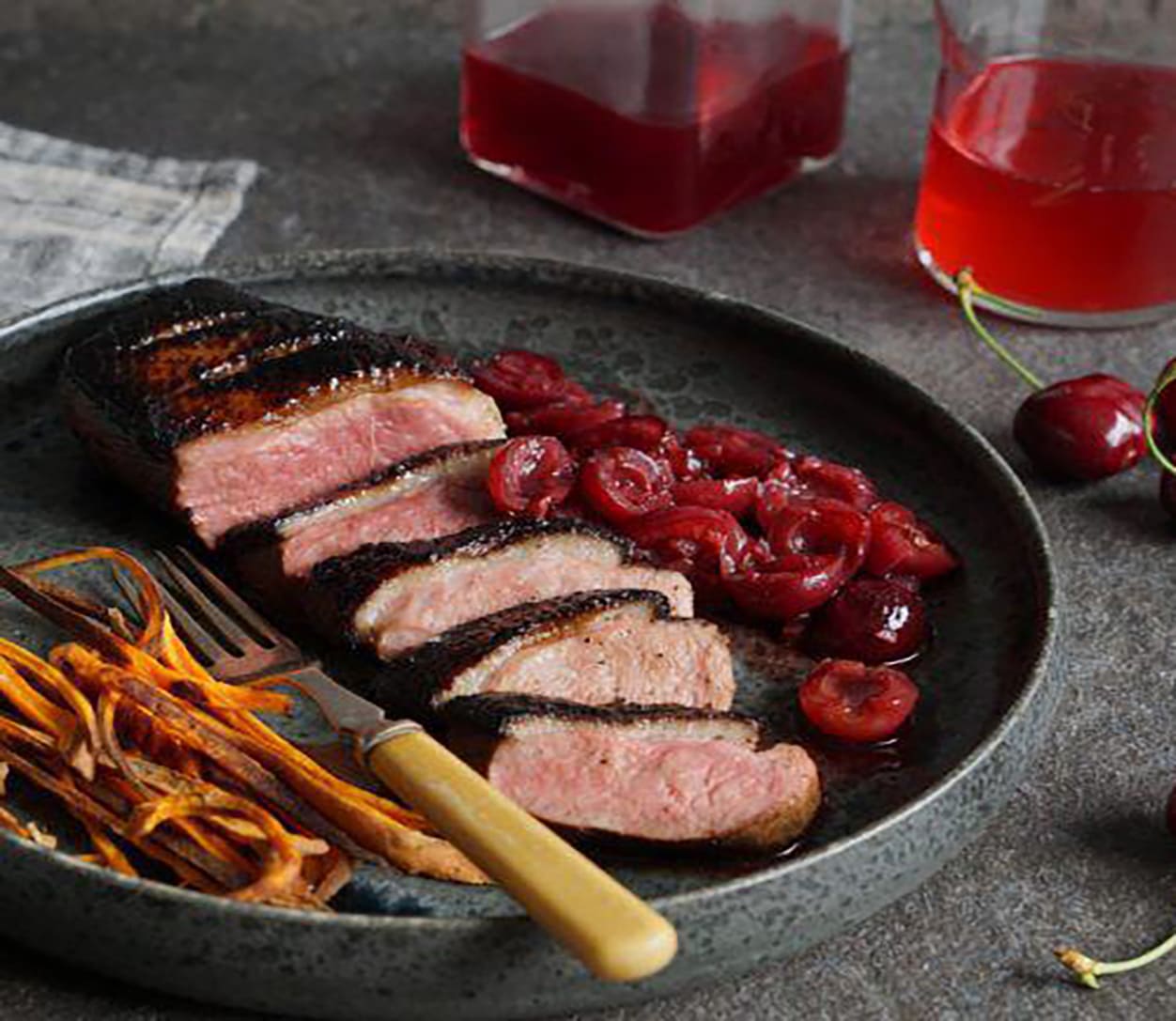  Утиное филе с вишнями