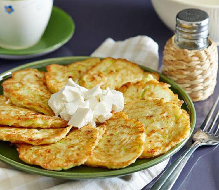 Балканские кабачковые оладьи с брынзой