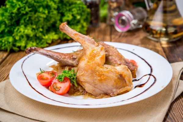 Тушкований кролик із соусом «Чорна мородина з прянощами»