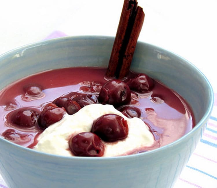 Пряний угорський вишневий суп