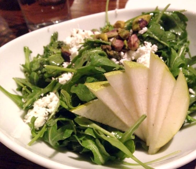 Салат из груши и панчетты