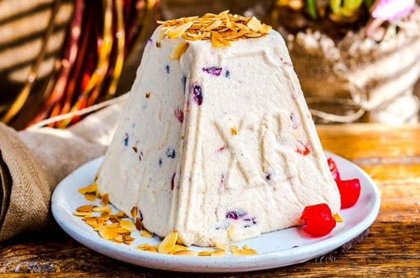 Сирна паска з цукатами і вареними жовтками