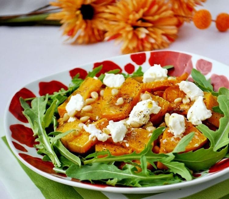 Теплий гарбузовий салат з фетою 