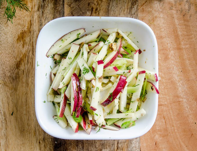 Корисний яблучно-селеровий салат  із соусом «Лимон з базиліком»