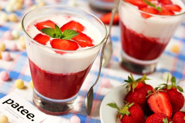 Yoghurt-strawberry jelly