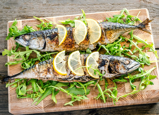 Mackerel baked with salad yogurt and lemon